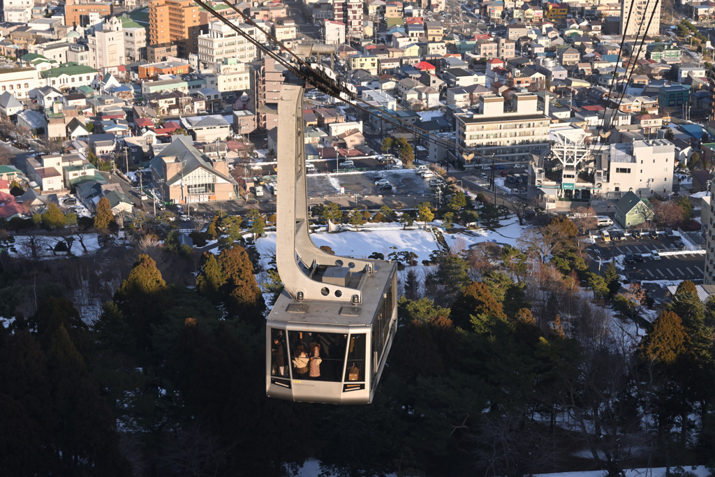 ロープウェイの車内より、函館山方面に上って行くロープウェイを撮影！