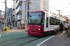 飛鳥山駅を出発する8800形車両