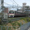 聖蹟桜ヶ丘駅のカーブを走行する7000系