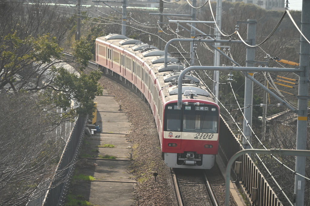 三崎口方面へ上って行く2100系