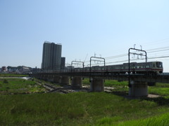多摩川の鉄橋を渡る8000系