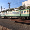 稲村ケ崎駅から七里ヶ浜駅間を走行する300形車両