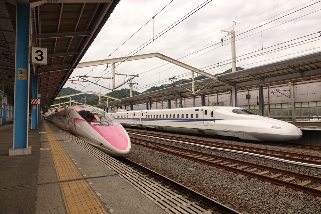 ハローキティ新幹線(500系）とN700系