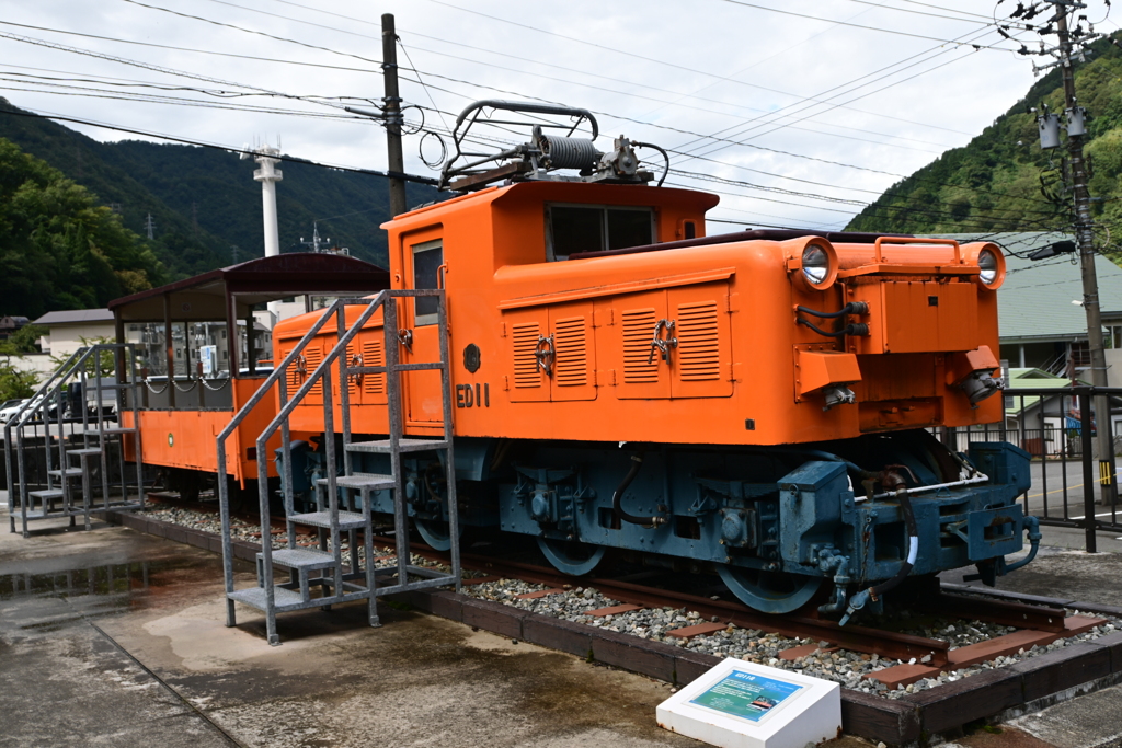 トロッコ車両牽引の電気機関車