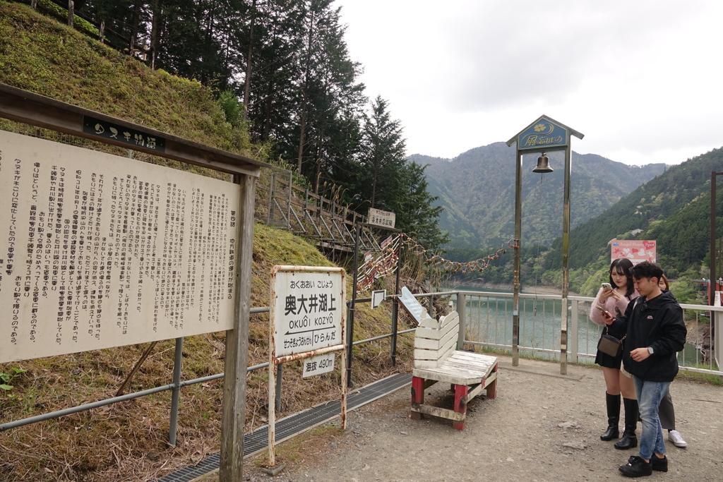 カップルも多い奥大井湖上駅