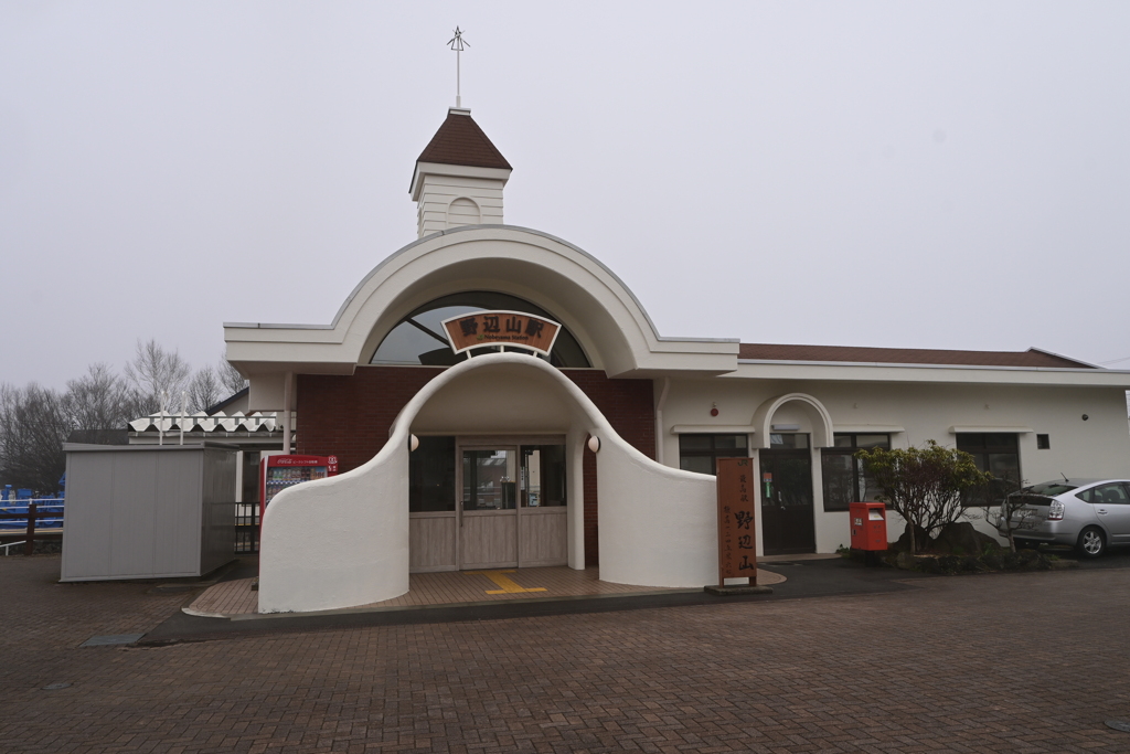 白いメルヘンチックな駅の野辺山駅