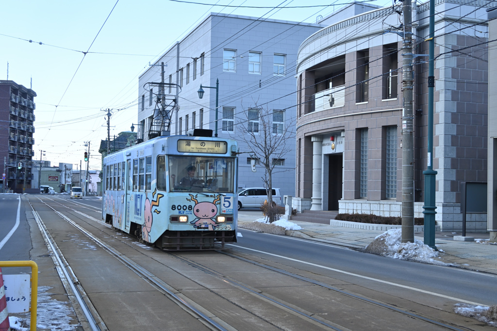 末広町駅より8000形の湯の川行きを撮影