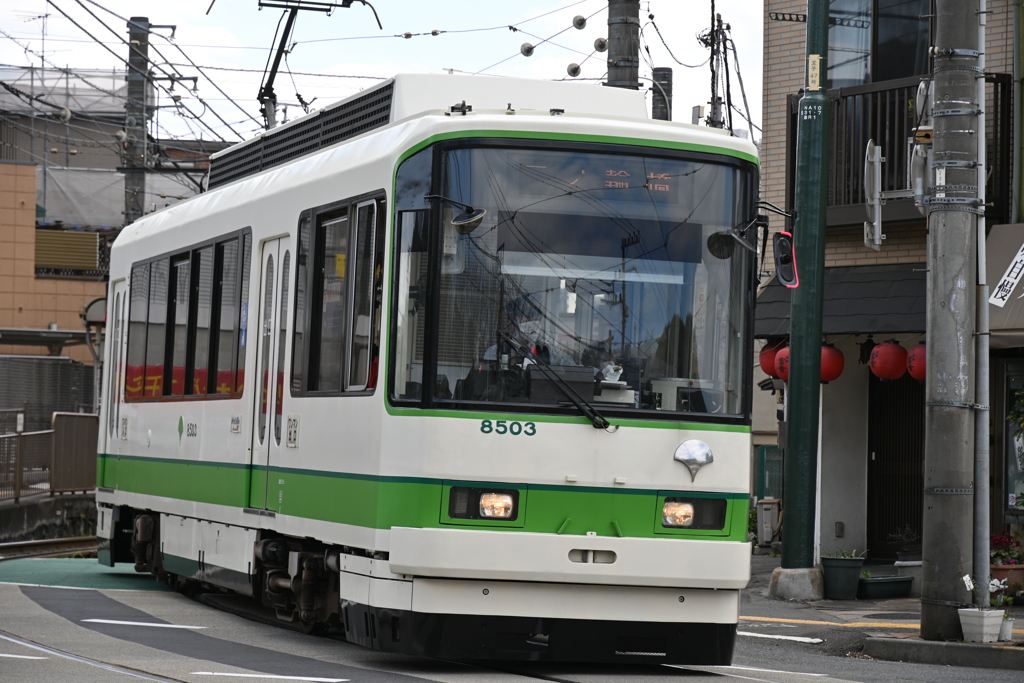 飛鳥山駅を出発する8503形