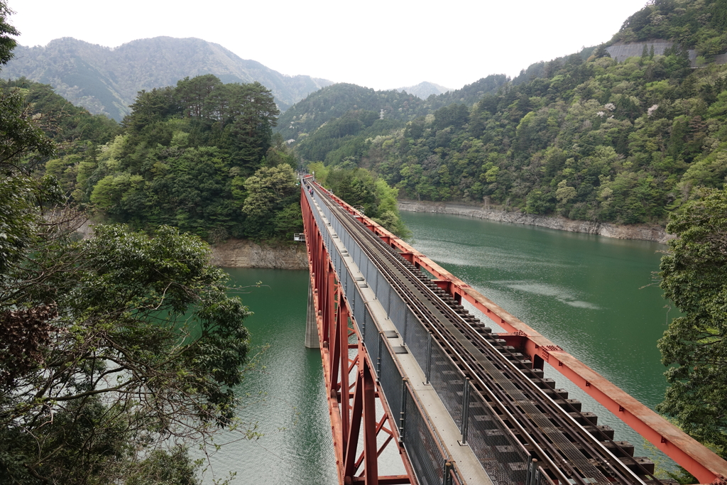 階段の上からの奥大井湖上駅方面を眺望！