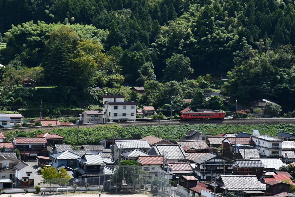 太鼓谷稲成神社から眺めると1両の気動車が…