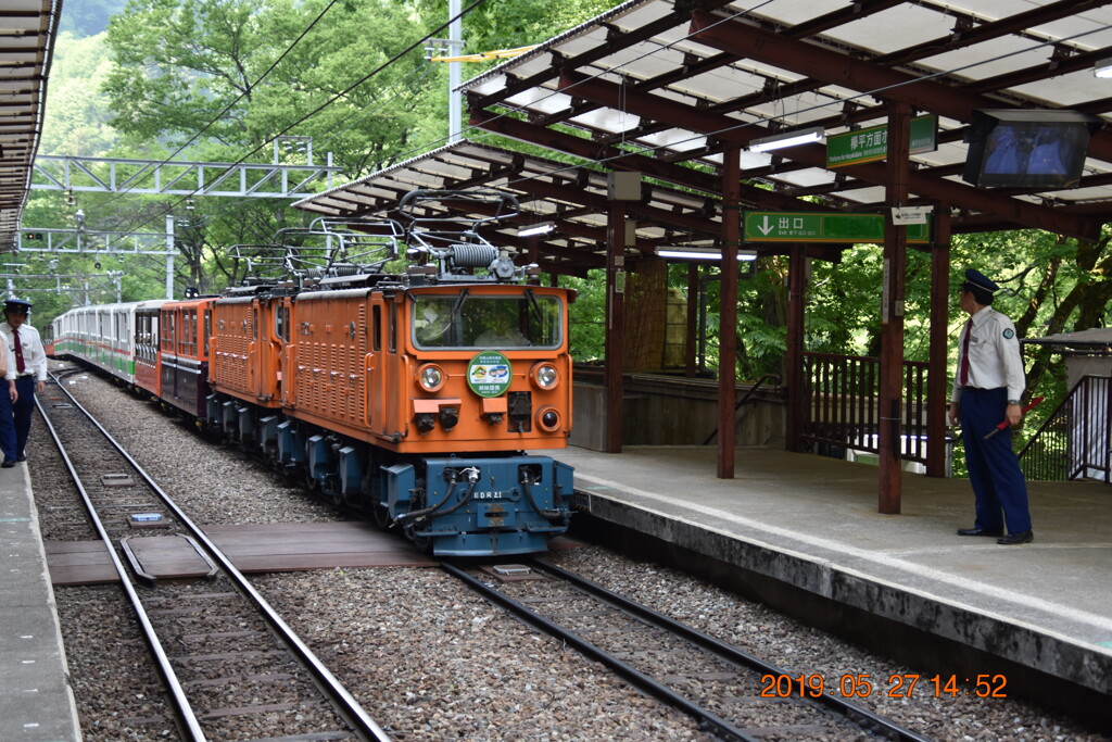 鐘釣駅に進入するトロッコ電車