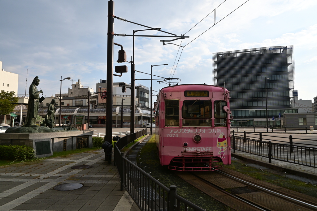 高岡駅前を走行する万葉線