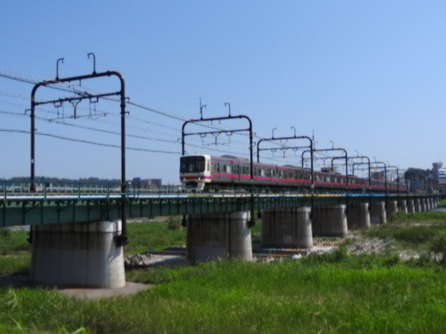聖蹟桜ヶ丘駅から出発し、多摩川の鉄橋を渡る8000系
