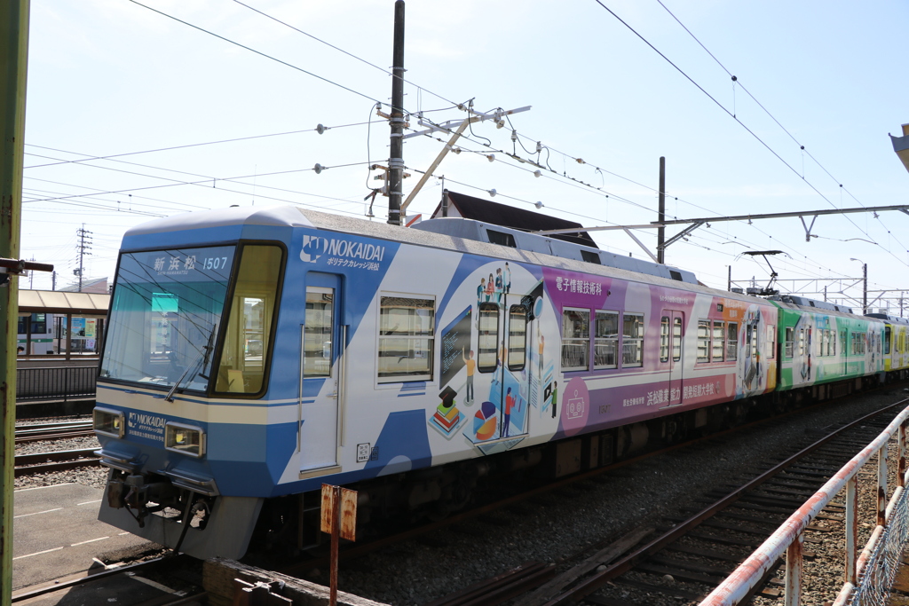 カラフルなデザインの遠州鉄道