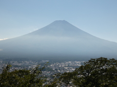 かすんでいる富士山