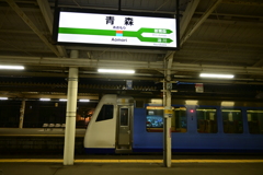 青森駅掲示板と快速リゾートしらかみ号