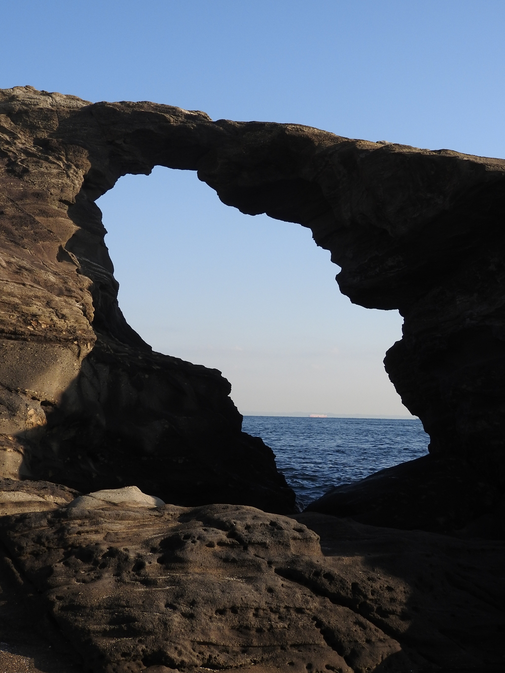 城ヶ島名物に近づくと…。
