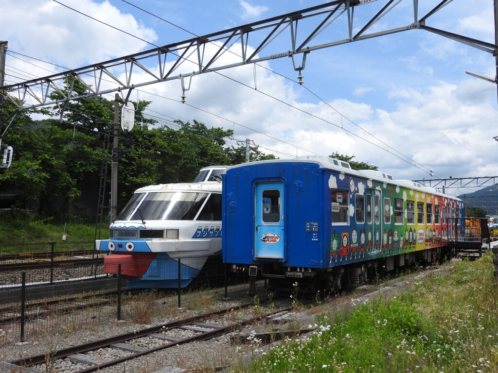 懐かしのフジサン特急展望車とカラフル車両