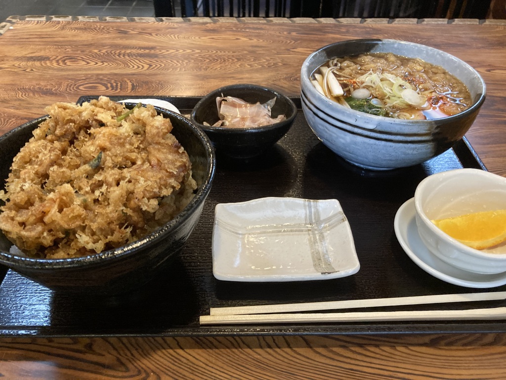 桜エビのかき揚げ丼と温かいお蕎麦のセット