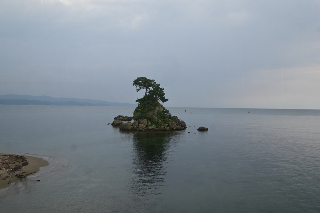 一つの小さな島が…。