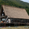 藁ぶき屋根の改装工事の様子