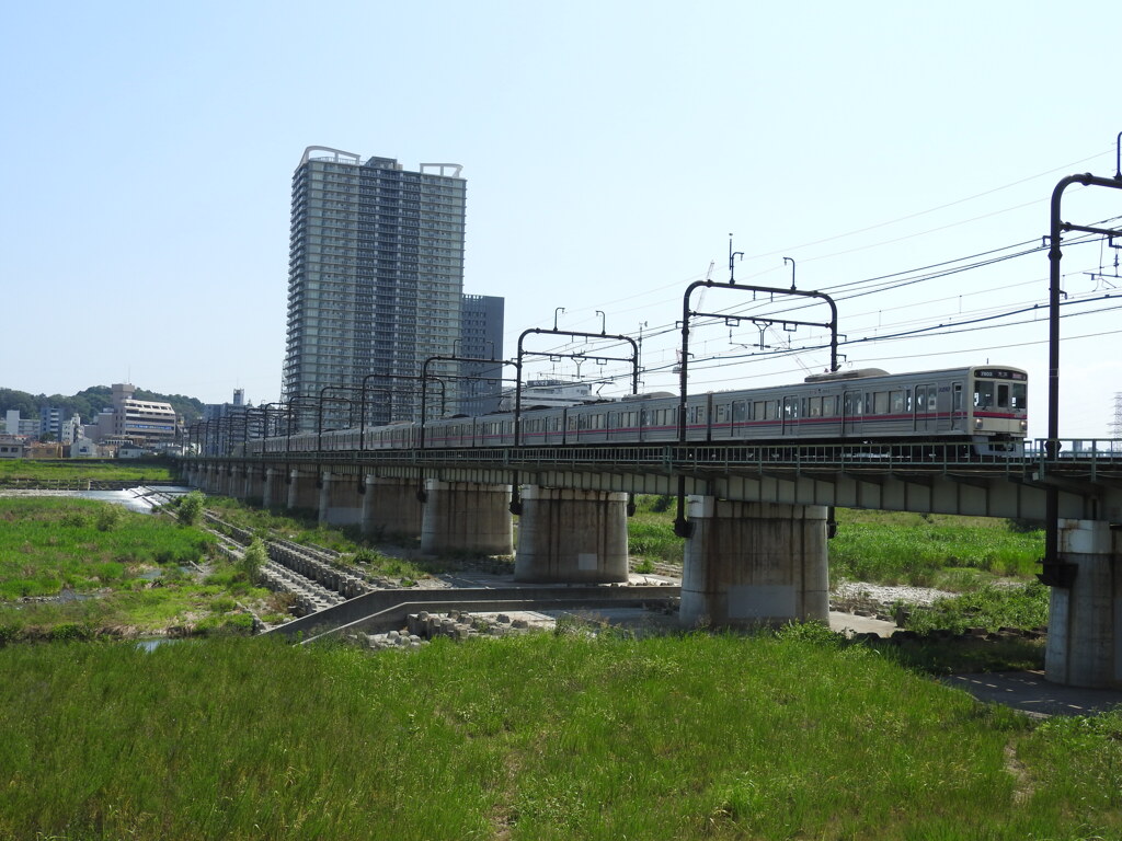 多摩川の鉄橋を渡る7000系