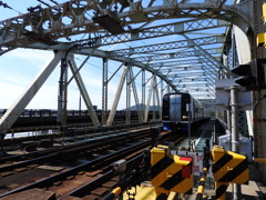 犬山橋を渡るセントレア号