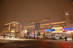 夜の雪の中の札幌駅南口