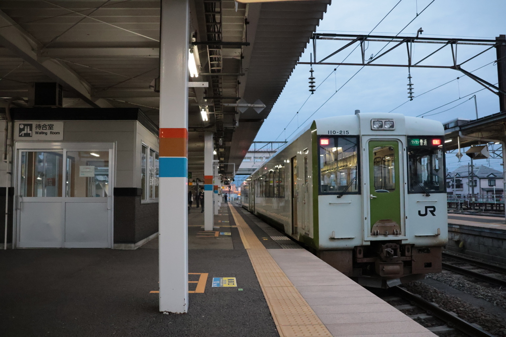 喜多方発のキハ110形普通列車の会津若松行き