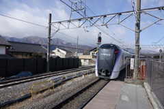 小淵沢駅を出発する特急あずさ3号