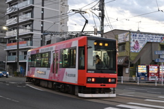 明治通りから飛鳥山駅を走行する8900形都電荒川線