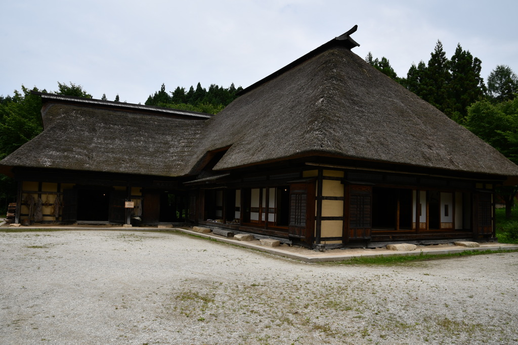 藁ぶき屋根の古民家