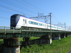 多摩川を渡るE353系　