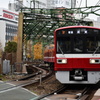 八ツ山橋を渡る京急1500形