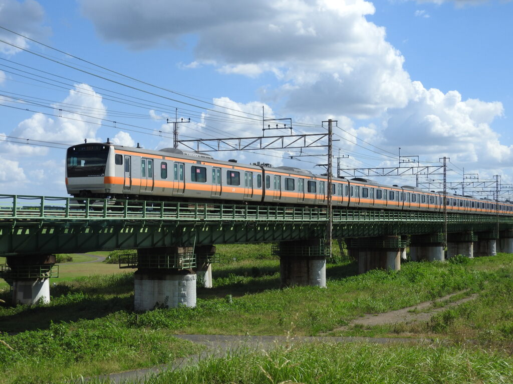 多摩川を渡る中央本線のE233系