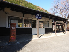 足尾駅の駅舎と懐かしの赤ポスト