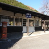 足尾駅の駅舎と懐かしの赤ポスト