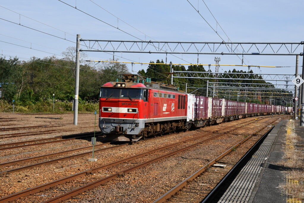 長い貨物列車が通過！