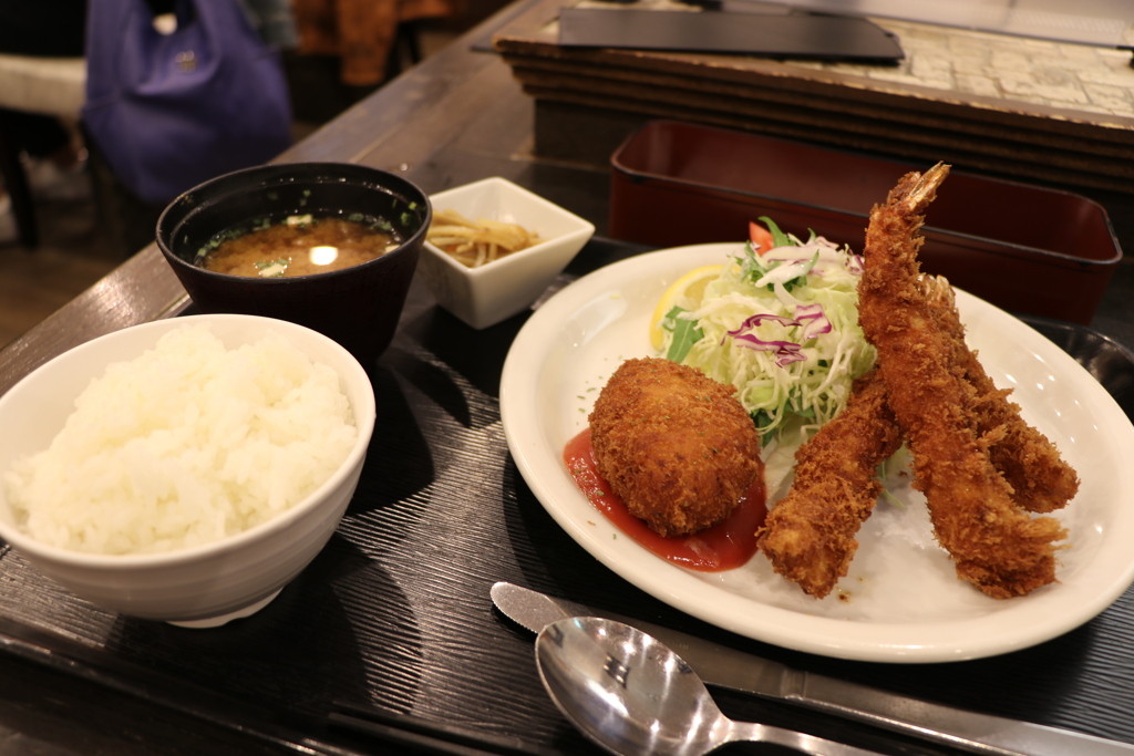 昼食はエビフライとかにクリームコロッケ定食