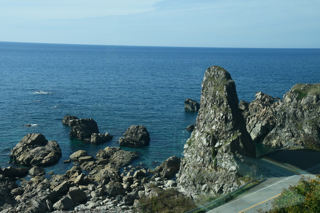 五能線からの日本海の海岸沿いの景色