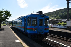 与謝野駅（旧宮津線の丹後山田駅）に到着したあおまつ号