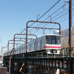 多摩川鉄橋を渡る特急列車