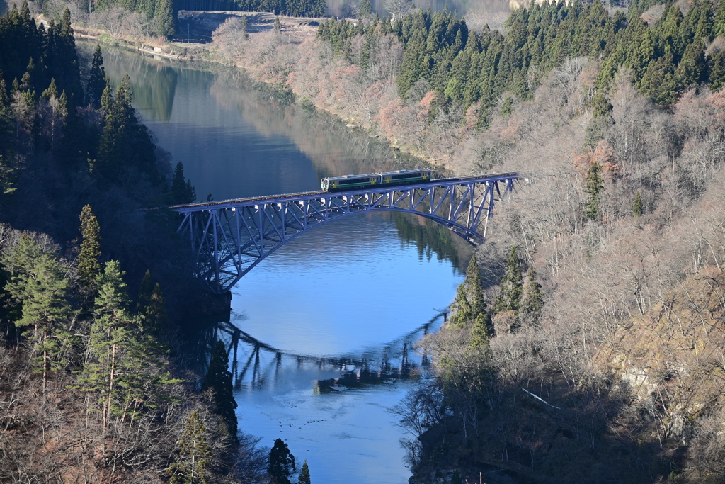 第一只見川橋梁を渡るキハE120形