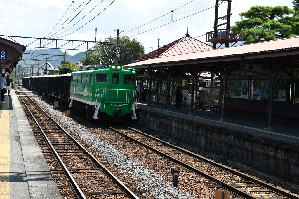 秩父セメントを搬送する電気機関車