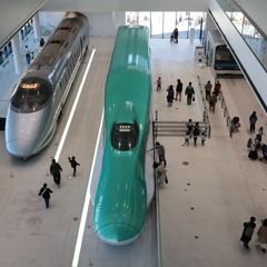2階から見たE5系(右）と400系(左）新幹線