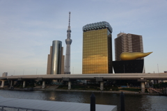 アサヒグループ本社と東京スカイツリー
