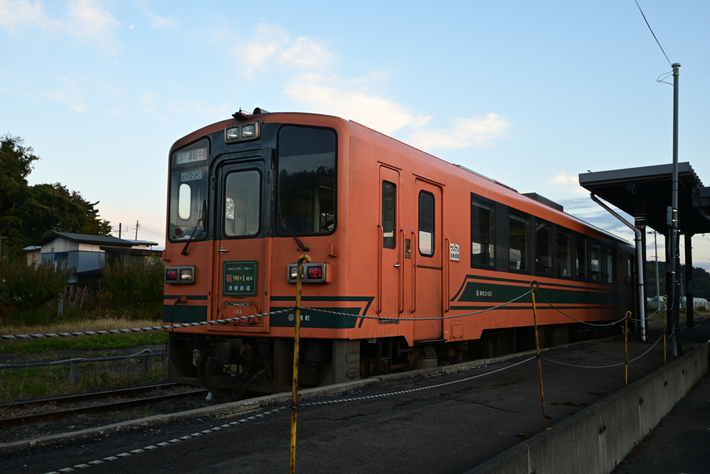 津軽中里駅に停車中の1両気動車➀