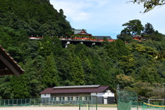 津和野小学校から太鼓谷稲成神社を眺める