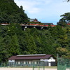 津和野小学校から太鼓谷稲成神社を眺める