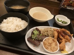 とりかつと牛ハラミ、とろろの定食